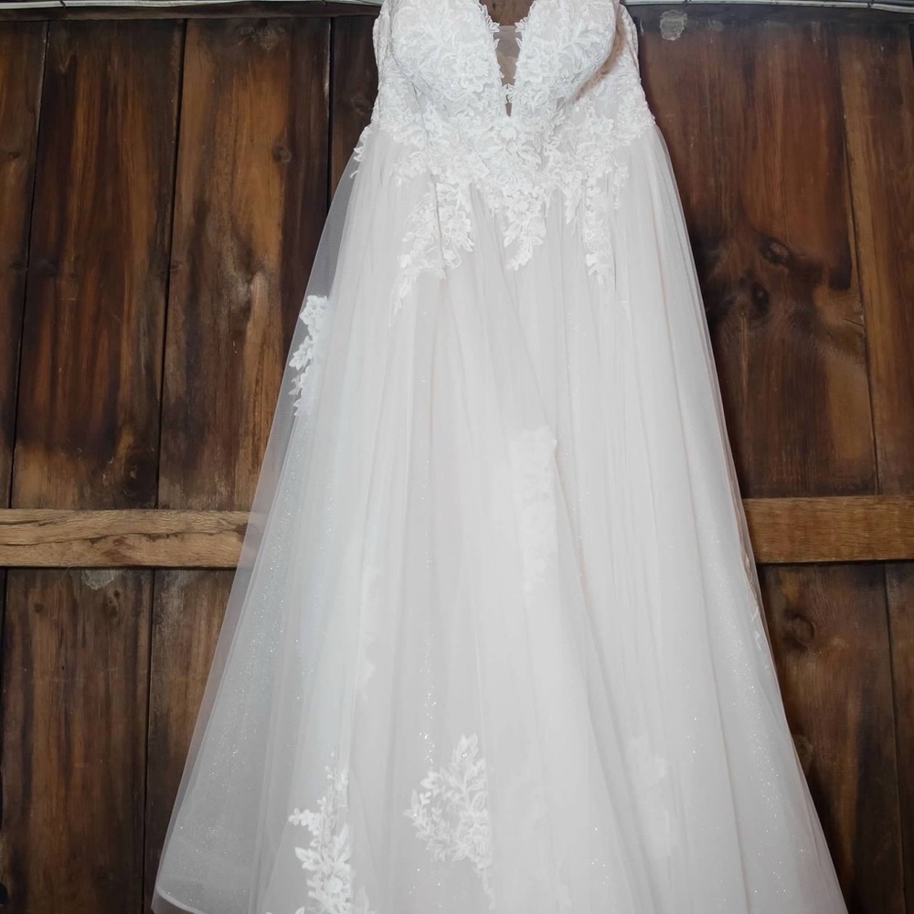 Elegant White Lace Wedding Dress